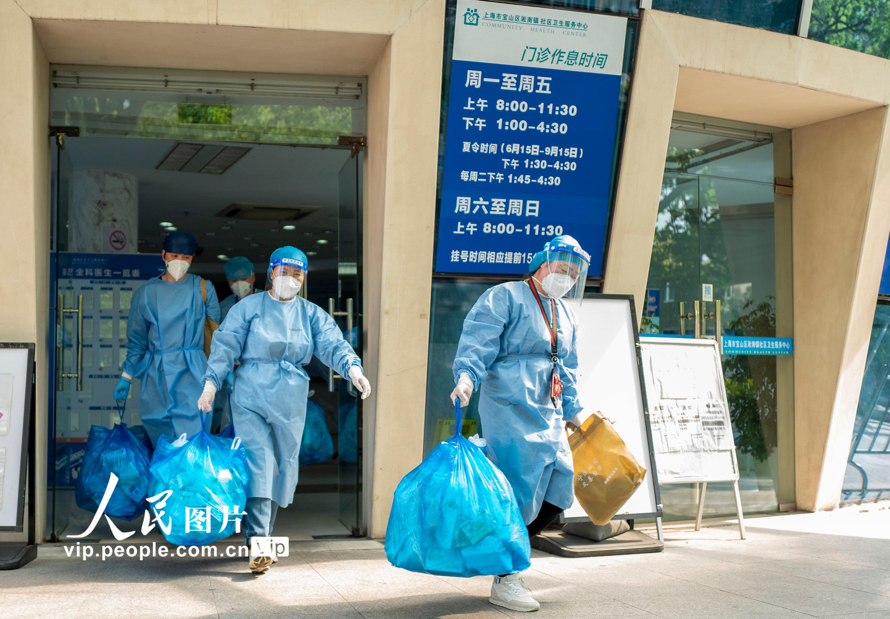 2022年5月8日，上海市寶山區淞南鎮社區衛生服務中心，社區志願者們每人都拎著一大袋藥品。