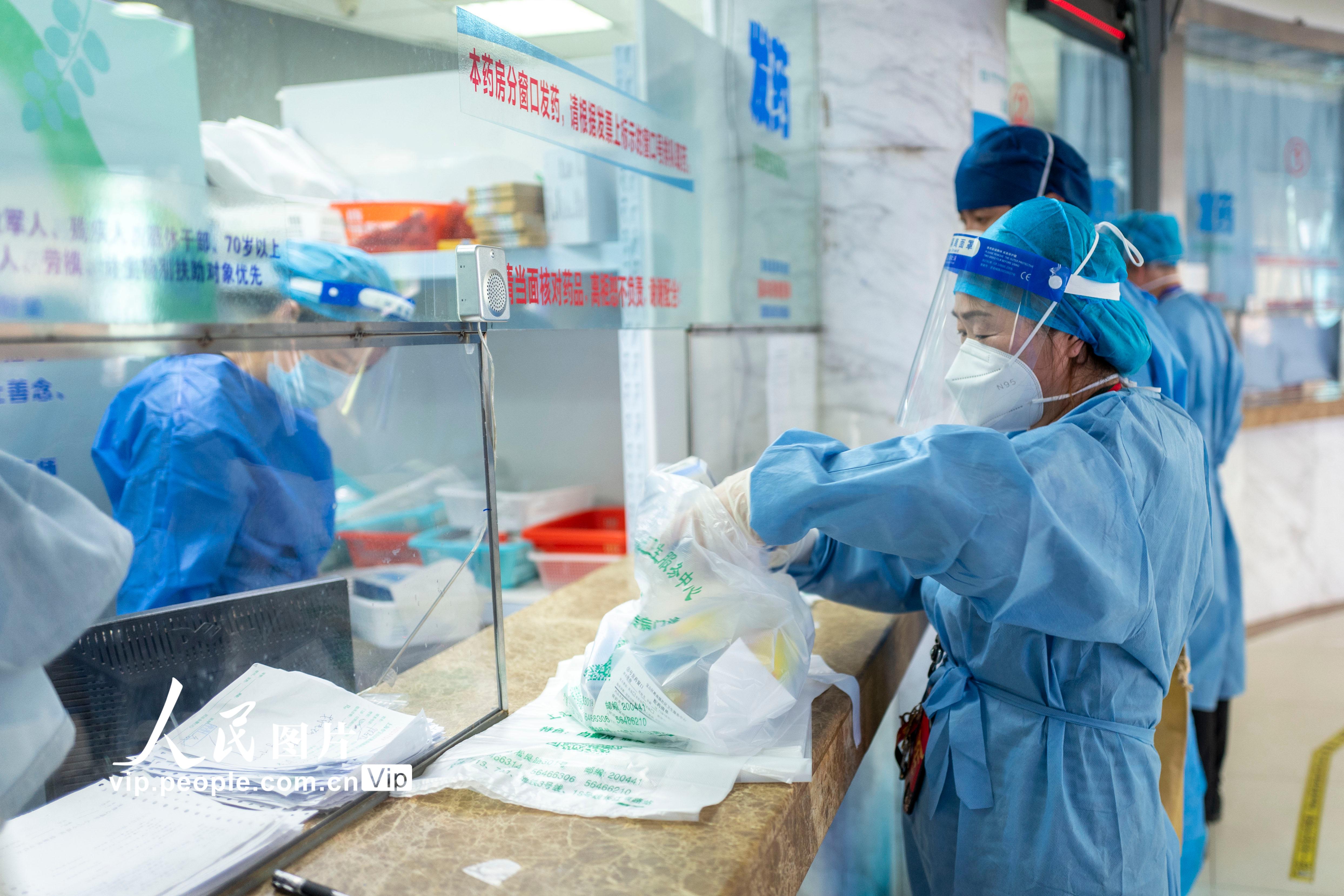 2022年5月8日，上海市寶山區淞南鎮社區衛生服務中心，社區志願者正在幫居民配藥。