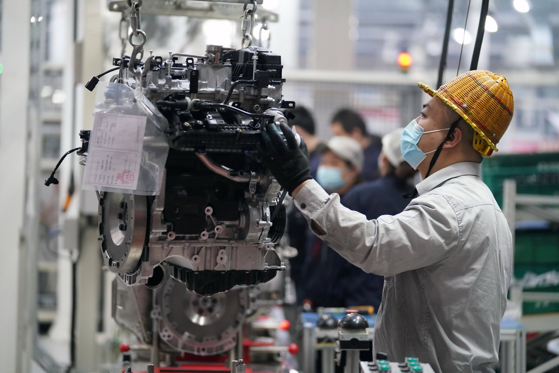 4月15日，在哈尔滨东安汽车动力股份有限公司生产车间，工人在生产作业。新华社记者 王建威 摄