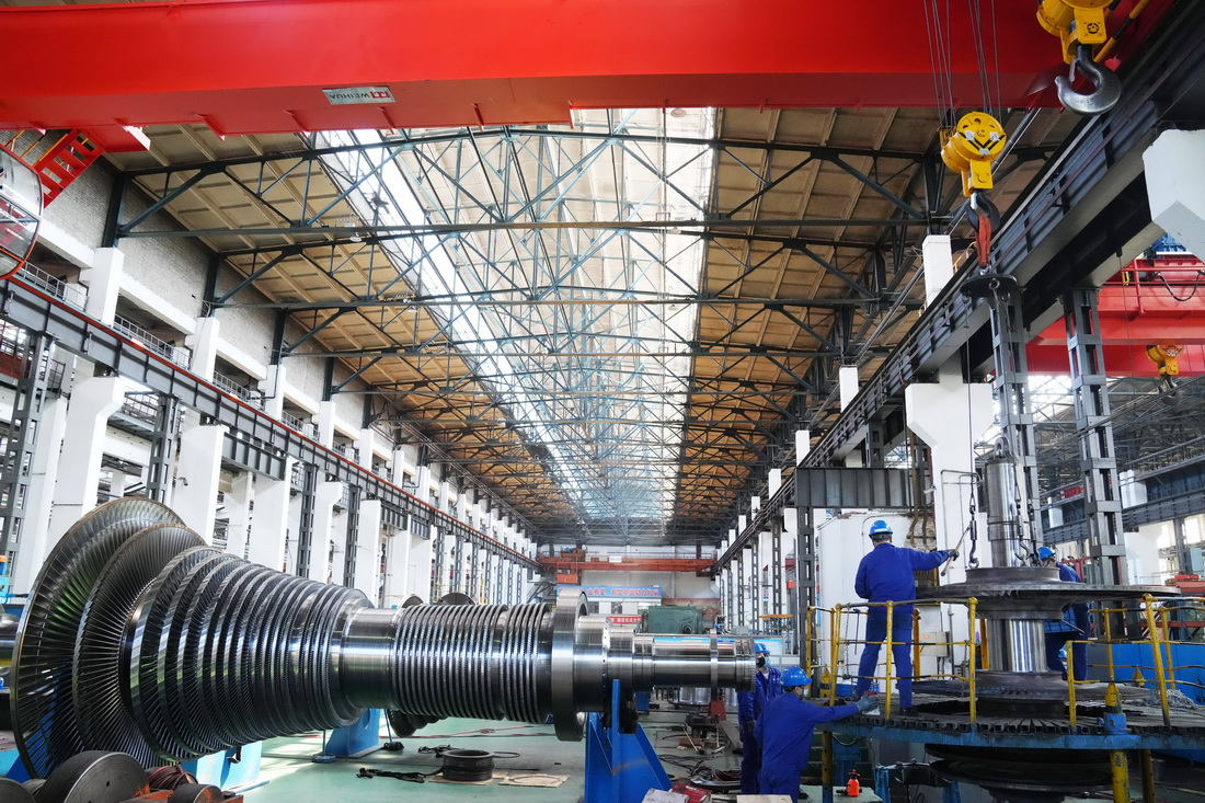 5月7日，在哈电集团哈尔滨汽轮机厂有限责任公司生产车间，工人在生产作业。新华社记者 王建威 摄