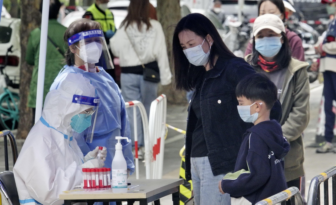 5月9日，朝阳区青年路八里庄街道的居民参加核酸检测筛查。