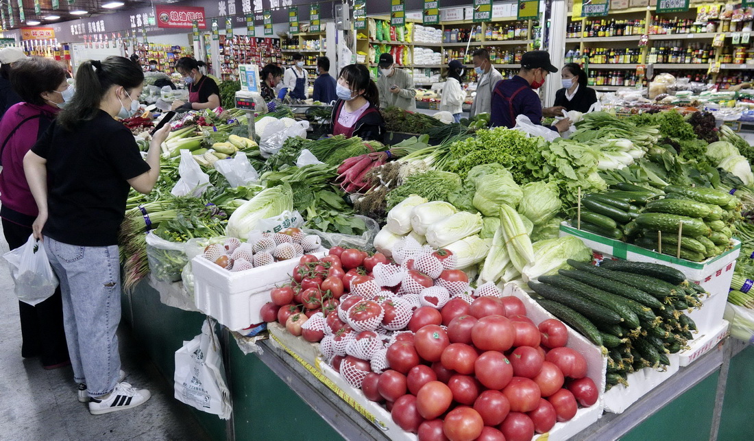 5月9日，市民在朝阳区一家菜市场购物。