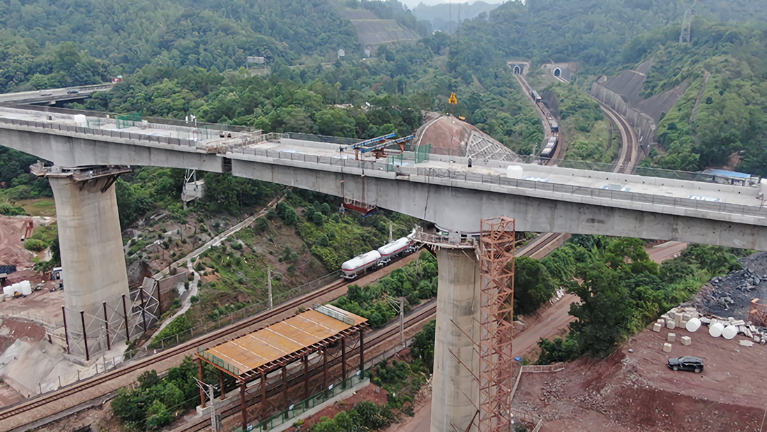 轉體后的廣汕高鐵跨京九鐵路特大橋連續梁（5月9日攝，無人機照片）。