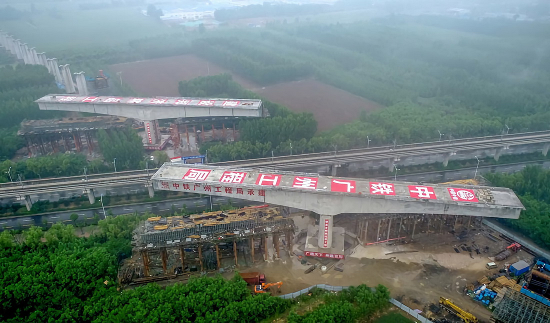 5月9日拍攝的准備轉體對接的濟鄭高鐵（山東段）跨濟南地鐵1號線連續梁（無人機照片）。