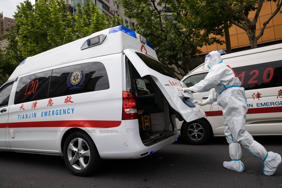 5月9日，在位於上海市曹楊路上的天津市院前醫療急救援滬醫療隊指揮部，孟祥君在檢查急救車設備之后准備出發。