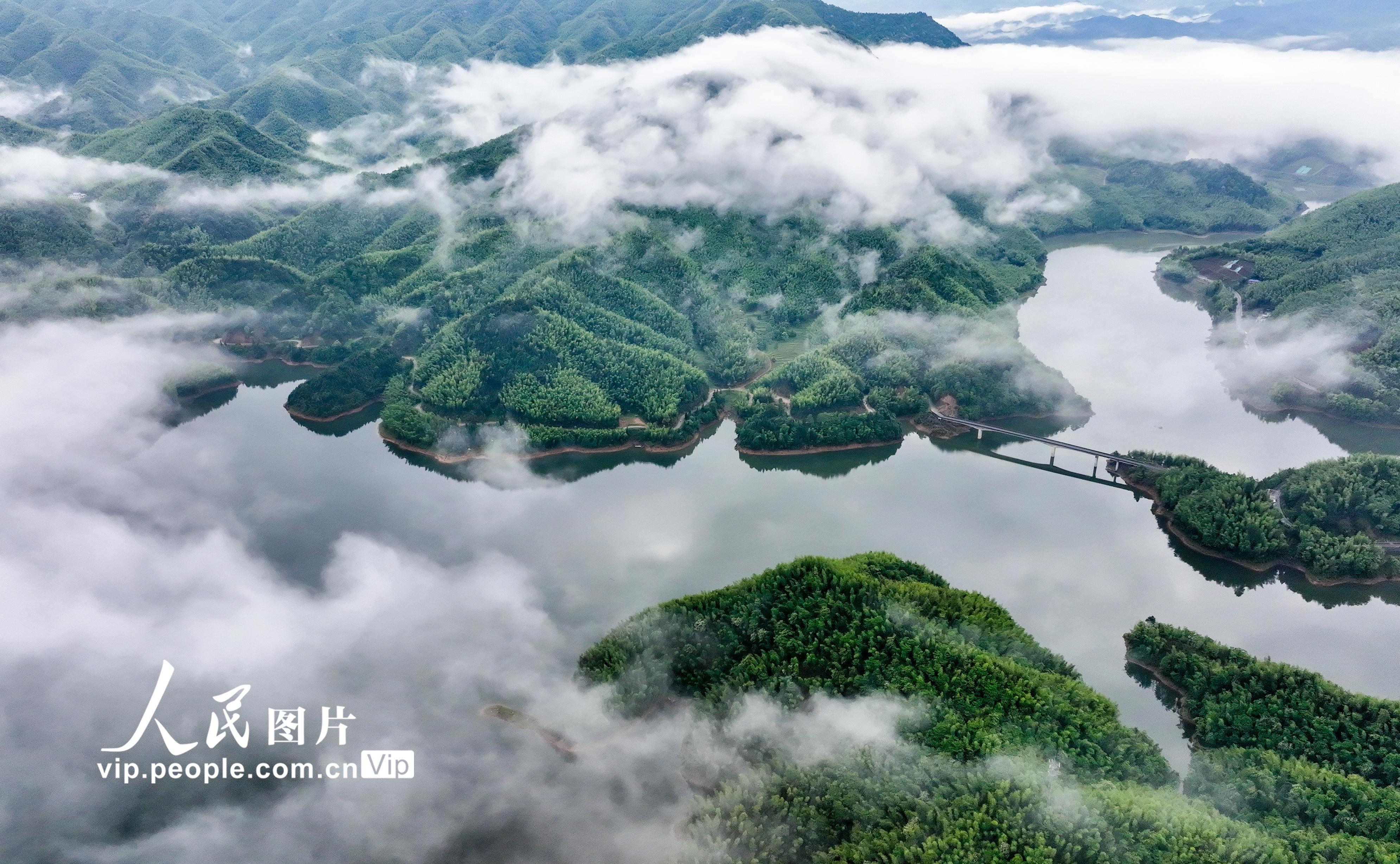 2022年5月9日，雨后的江西省萍乡市芦溪县山口岩国家湿地公园，云雾在青山碧水间缭绕，景美如画。