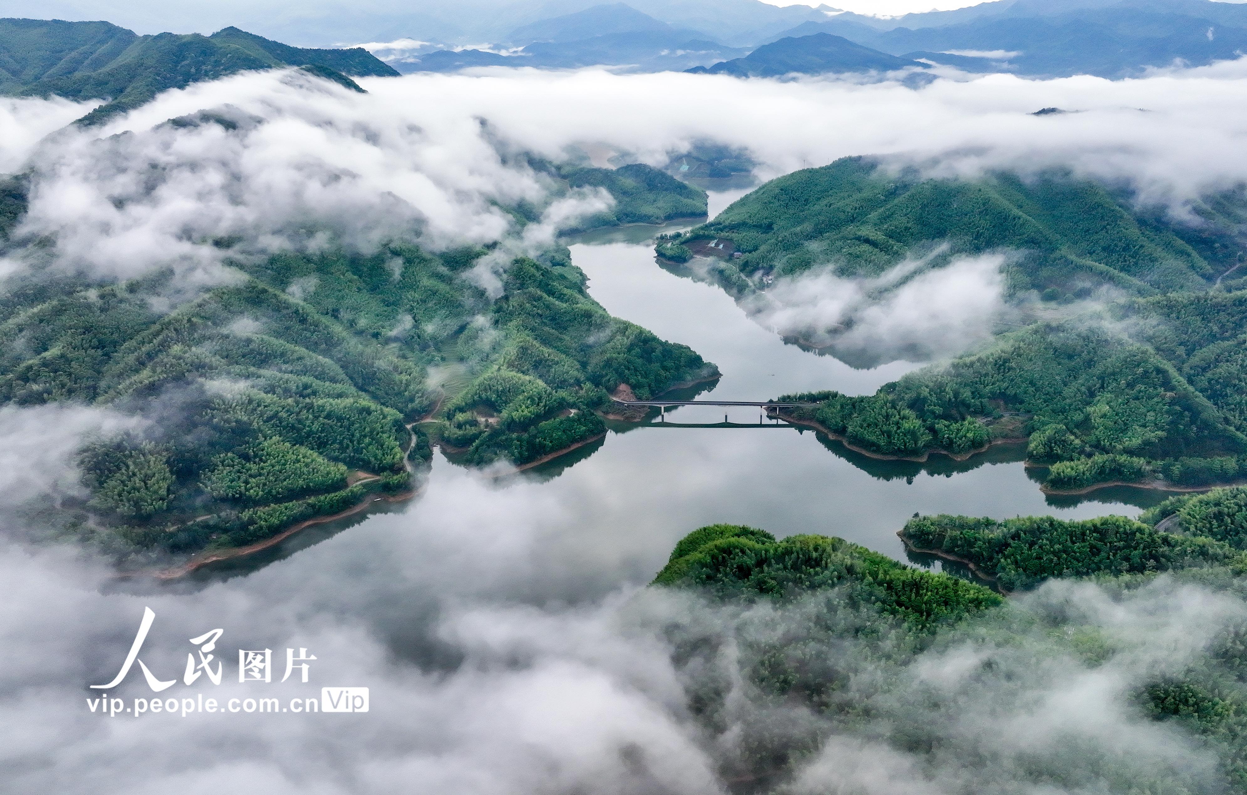 2022年5月9日，雨后的江西省萍鄉市蘆溪縣山口岩國家濕地公園，雲霧在青山碧水間繚繞，景美如畫。