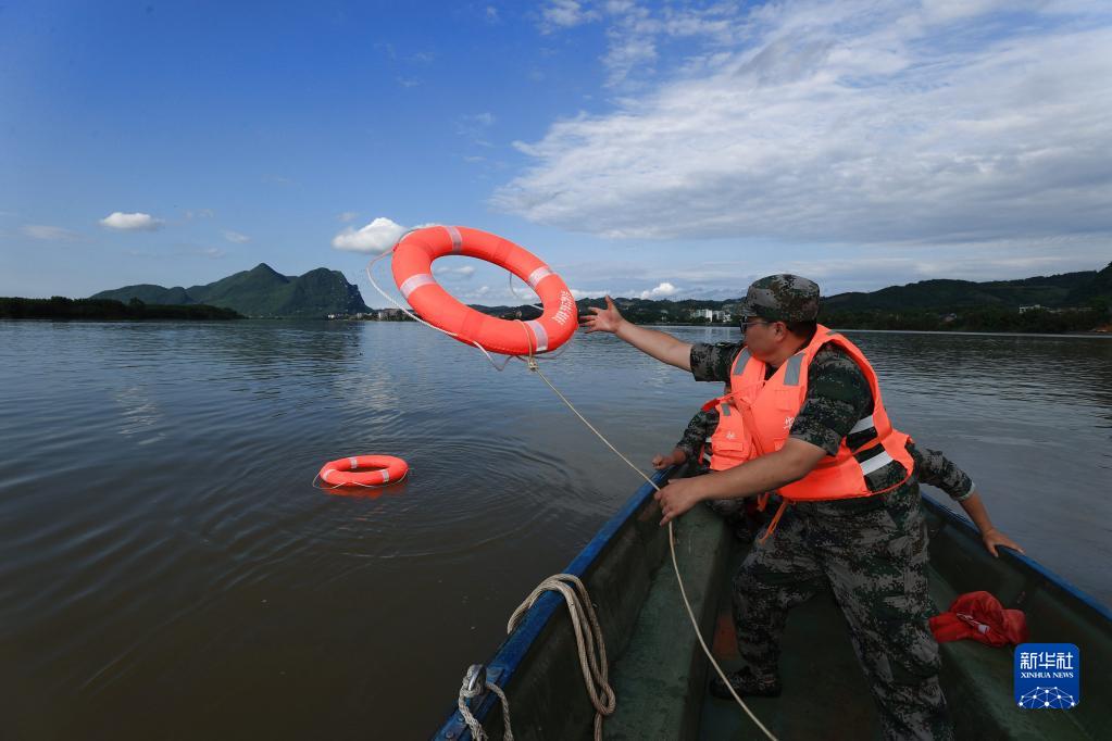 5月10日，在廣西柳州市融安縣融江河上，參演人員進行搜救演練。