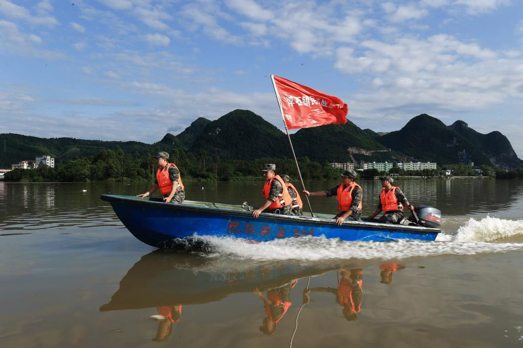 5月10日，在廣西柳州市融安縣融江河上，參演人員在演練中駕駛沖鋒舟前進。
