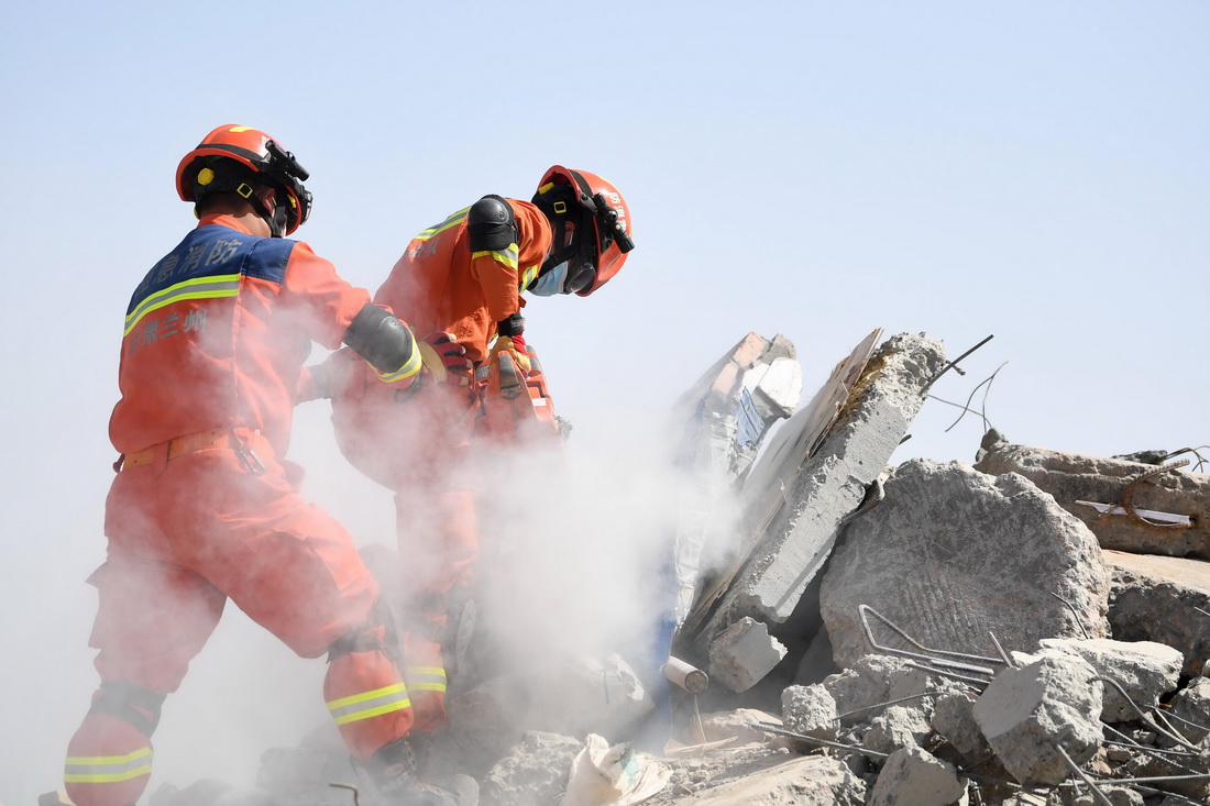 5月11日，參演人員在甘肅省張掖市甘州區演習現場開展廢墟搜救演練。新華社記者 陳斌 攝