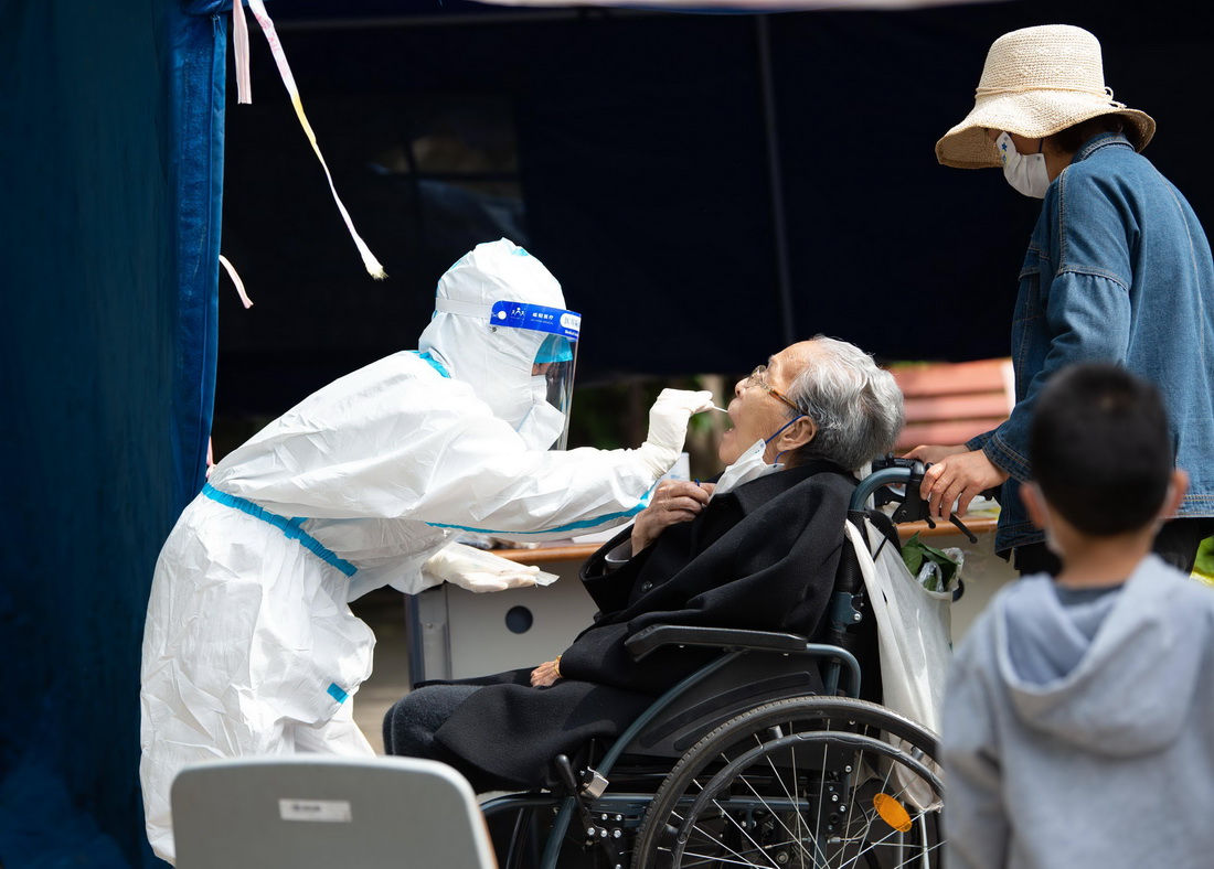 5月11日，在東城區南館公園採樣點，北京市第六醫院呼吸科護士長王楊為一名坐輪椅的老人採樣。新華社記者 陳鐘昊 攝