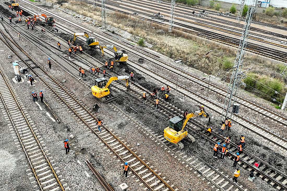 5月11日，中国铁路太原局集团有限公司大同工务段的工人在更换石砟（无人机照片）。