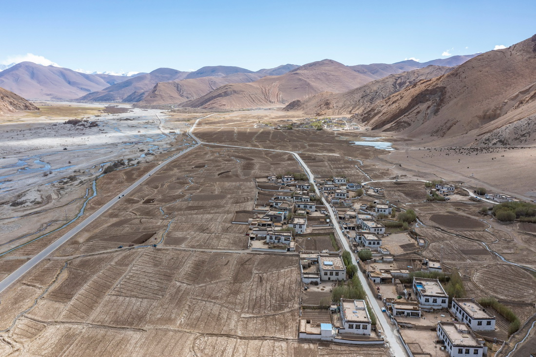 這是西藏定日縣扎西宗鄉的農田（5月10日攝，無人機照片）。新華社記者 孫非 攝