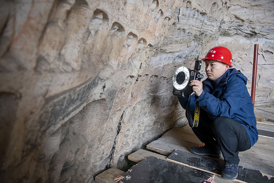5月11日，工作人員在雲岡石窟第17窟通過近景攝影測量技術採集影像數據。