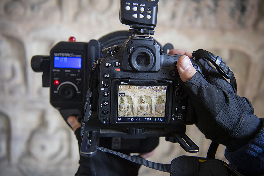 5月11日，工作人員在雲岡石窟第17窟通過近景攝影測量技術採集影像數據。 