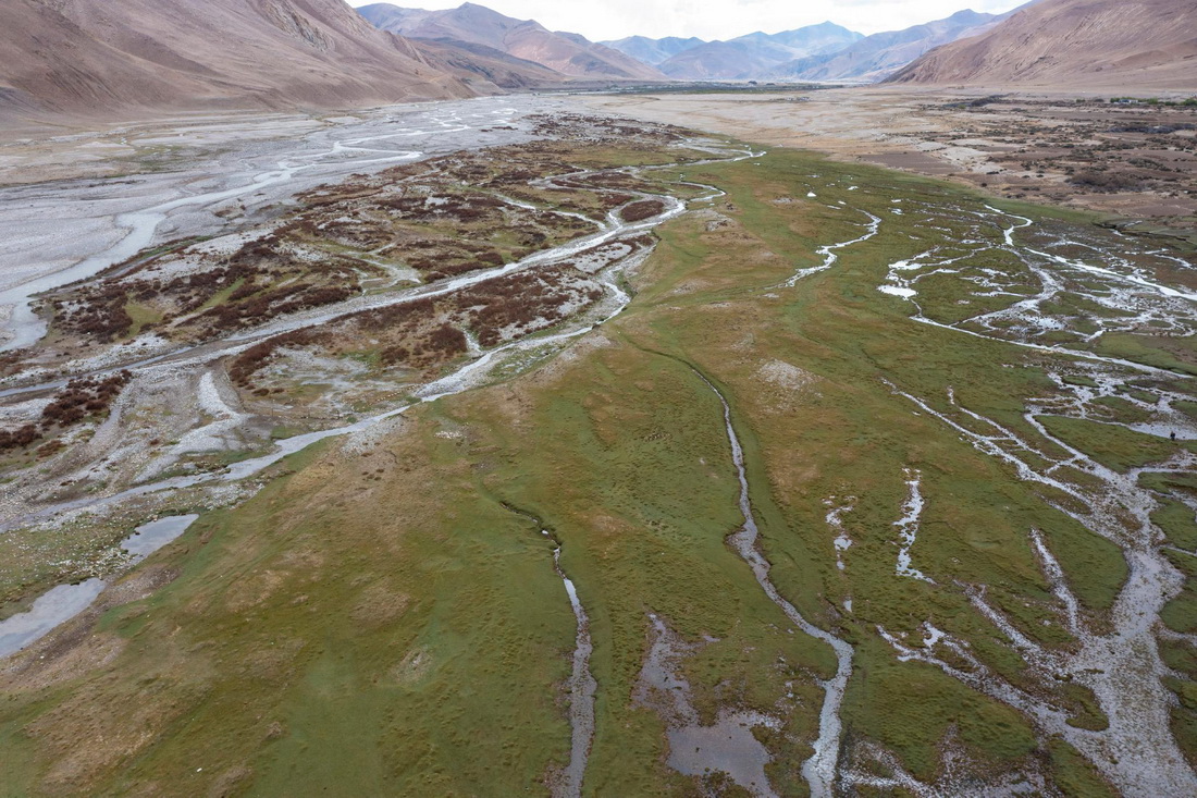 這是在扎西宗鄉拍攝的濕地（5月11日攝，無人機照片）。新華社記者 孫非 攝