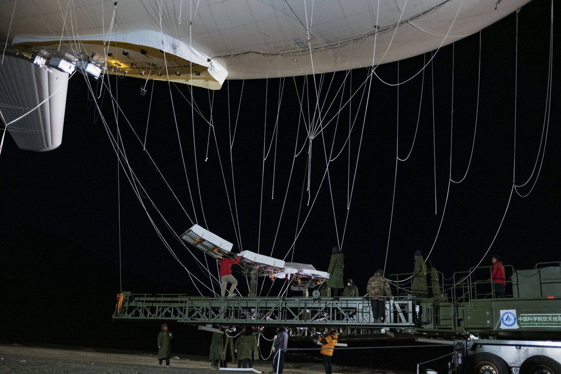 5月15日，科考队员在进行浮空艇升空前的准备工作。新华社记者 田金文 摄