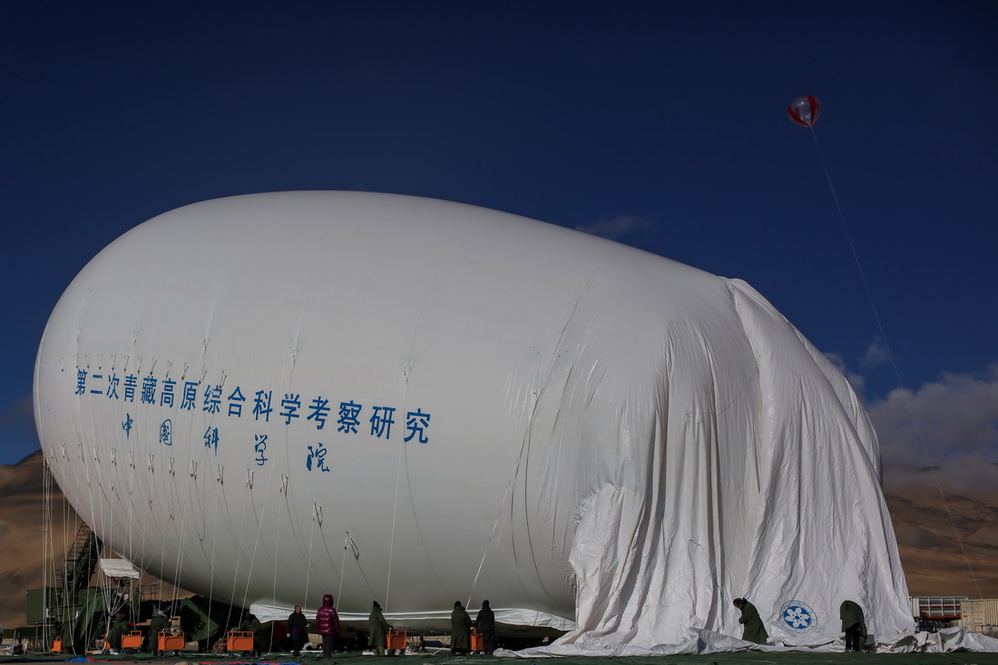正在充氣的“極目一號”Ⅲ型浮空艇（5月12日攝）。新華社記者 姜帆 攝