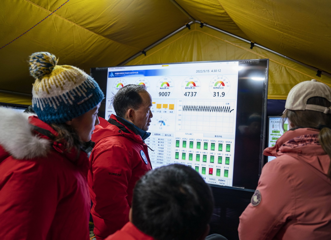 中科院院士、第二次青藏高原綜合科學考察研究隊隊長姚檀棟（左二）在查看觀測儀器數據（5月15日攝）。新華社記者 孫非 攝