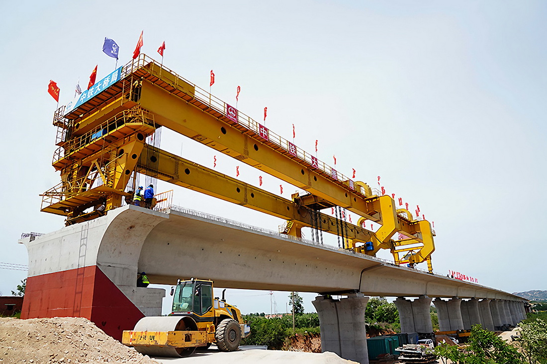 5月14日，中铁大桥局工人在潍烟高铁招远段进行架梁作业。