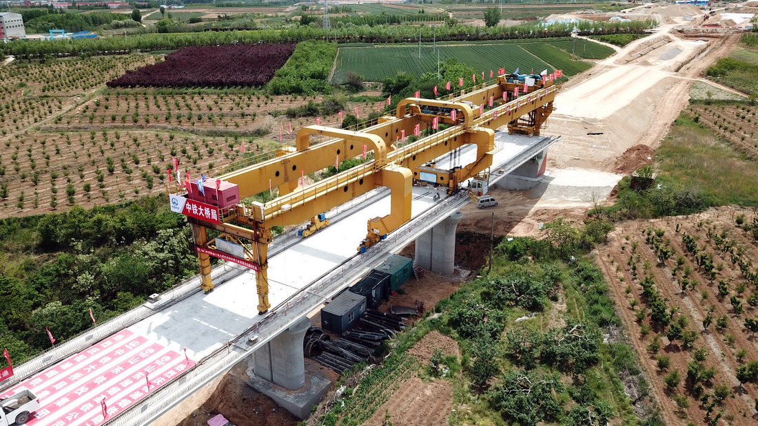 5月14日，中鐵大橋局工人在濰煙高鐵招遠段進行架梁作業（無人機照片）。