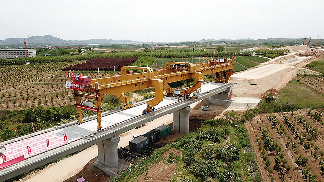 5月14日，中铁大桥局工人在潍烟高铁招远段进行架梁作业（无人机照片）。