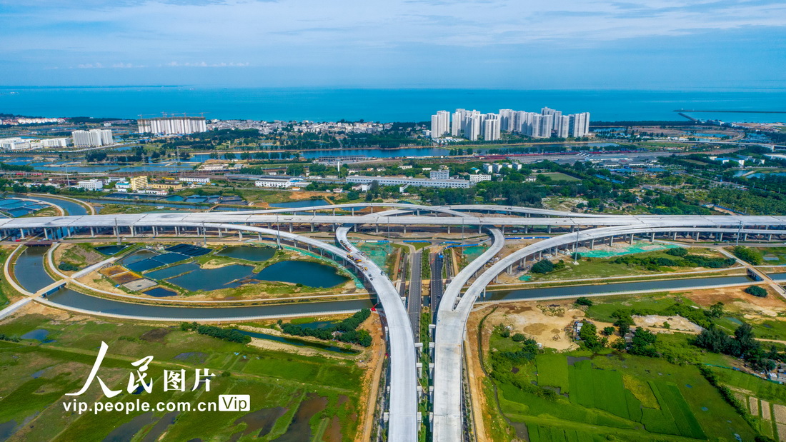 近日拍摄的G15沈海高速公路海口段海秀互通桥。
