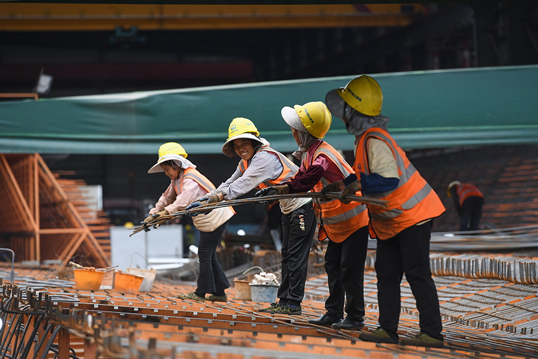 5月15日，工人在中鐵大橋局中山智慧梁場混凝土箱梁預制生產線施工。