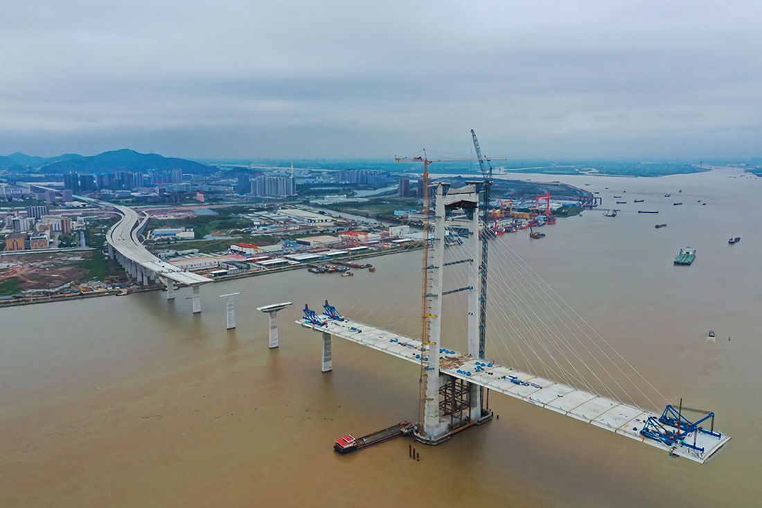 正在進行箱梁架設的深中通道中山大橋建設現場（5月15日攝，無人機照片）。