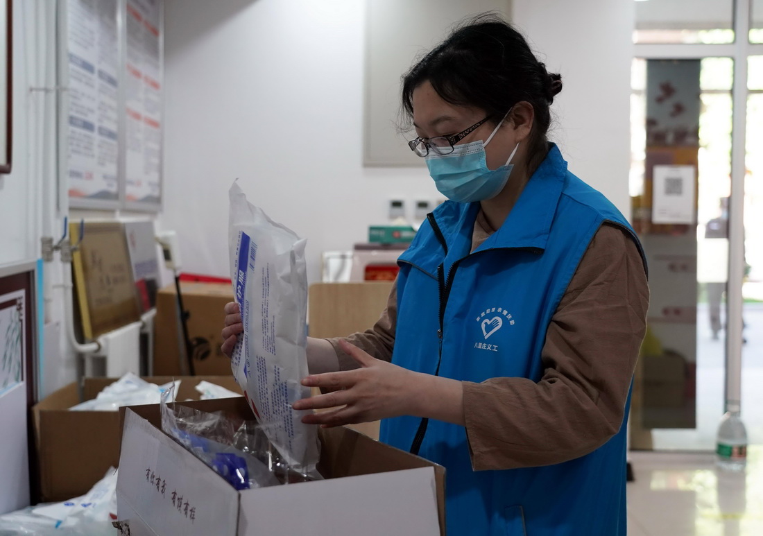 在北京市海澱區八裡庄街道首師大社區居委會，馬爾東在核酸檢測採樣前准備物資（5月13日攝）。新華社記者 任超 攝