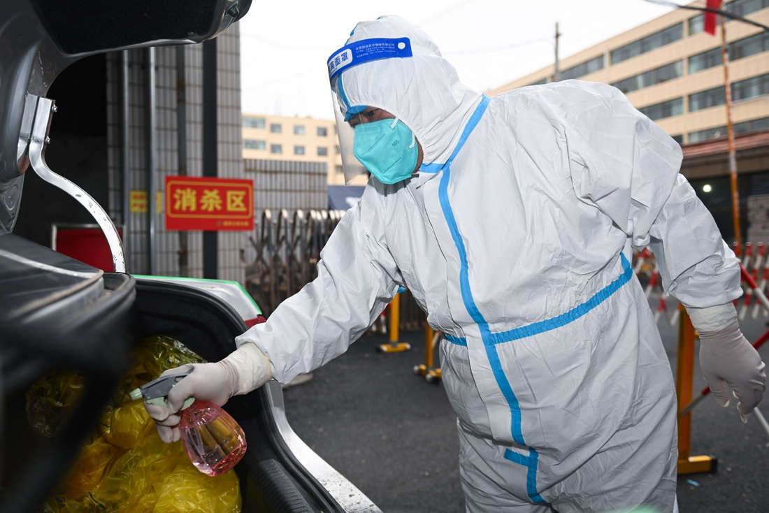 5月14日，運送核酸檢測樣本前，王振民在給自己的車輛消毒。新華社記者 張龍 攝