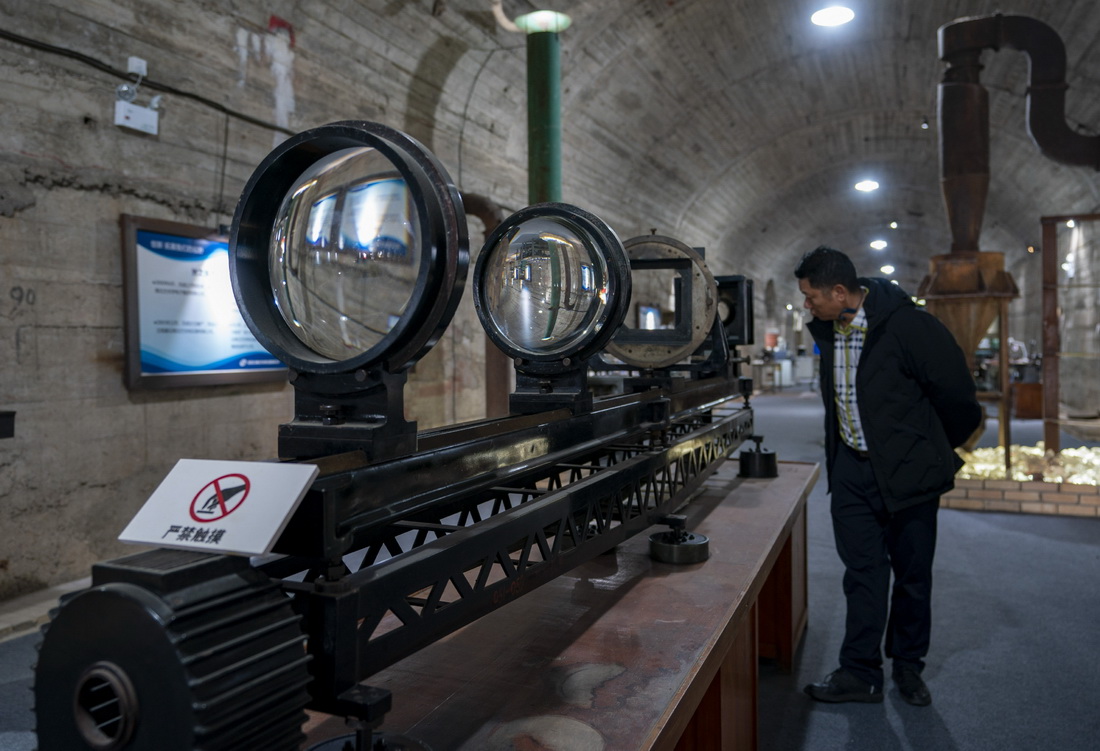 这是5月16日拍摄的中国光学历史博物馆内收藏的一台精密照相机。