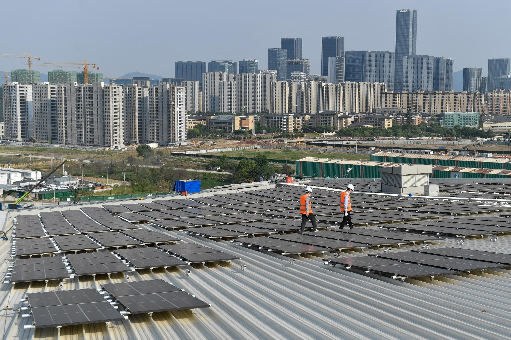 5月16日，技術人員在杭州西站屋頂巡查光伏組件安裝設備。