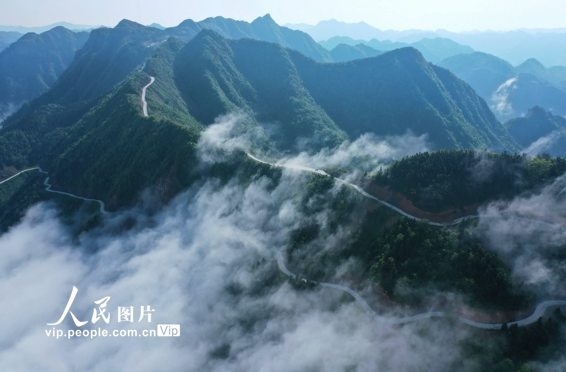 2022年5月16日，俯瞰湖北省宣恩县长潭河侗族乡境内连接洗马坪村至药铺村的公路。