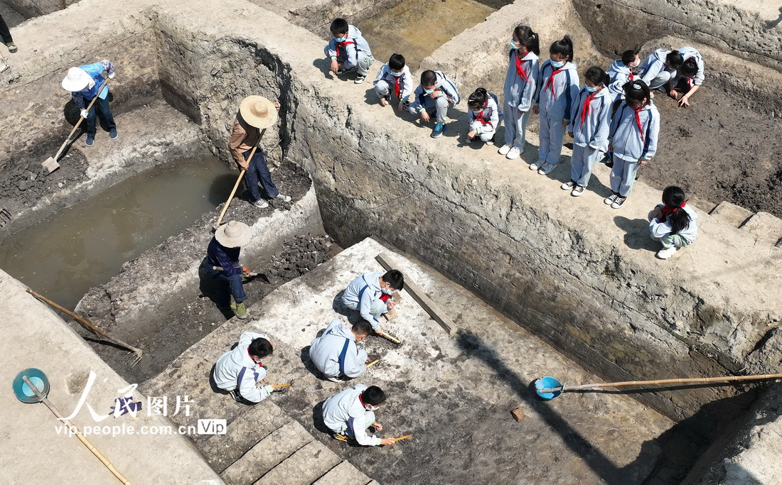 2022年5月17日，浙江省湖州市德清县雷甸镇中心小学的学生在中初鸣制玉作坊遗址群考古工作人员的指导下体验考古。