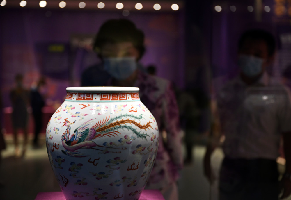 這是清代粉彩龍鳳紋瓷罐（5月18日攝）。