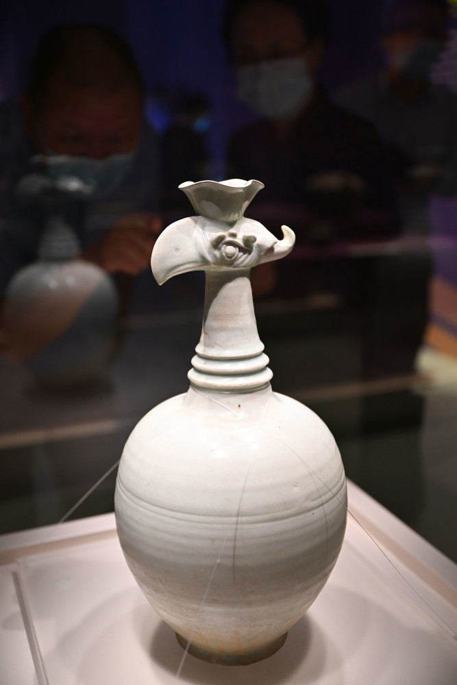 這是宋代青白釉花口鳳首瓷壺（5月18日攝）。