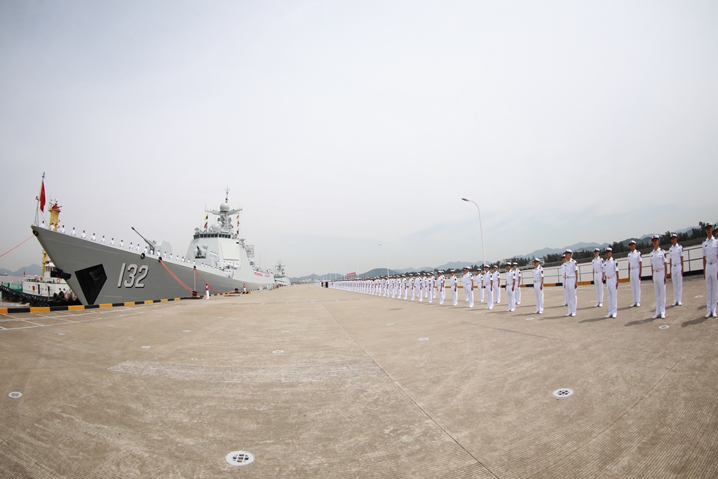 5月18日，中國海軍第41批護航編隊在浙江舟山某軍港解纜起航。這是編隊中的導彈驅逐艦蘇州艦。新華社發（韓林 攝）