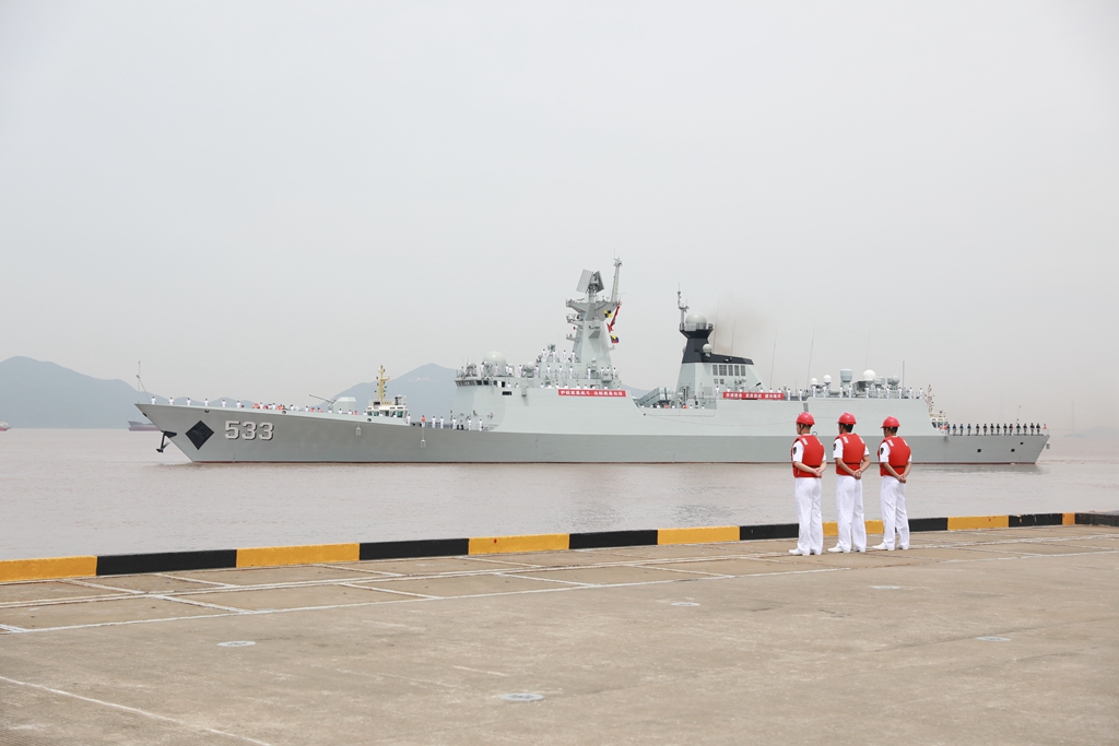 5月18日，中国海军第41批护航编队在浙江舟山某军港解缆起航。这是编队中的导弹护卫舰南通舰驶离码头。新华社发（韩林 摄）