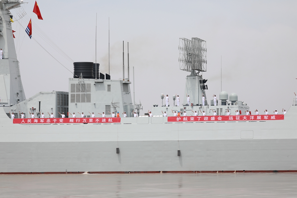5月18日，中国海军第41批护航编队在浙江舟山某军港解缆起航，官兵们挥手告别。新华社发（韩林 摄）