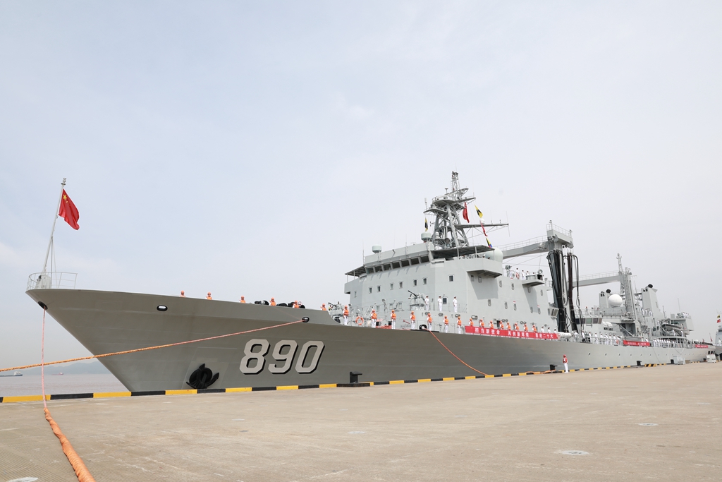5月18日，中国海军第41批护航编队在浙江舟山某军港解缆起航。这是编队中的综合补给舰巢湖舰。新华社发（韩林 摄）