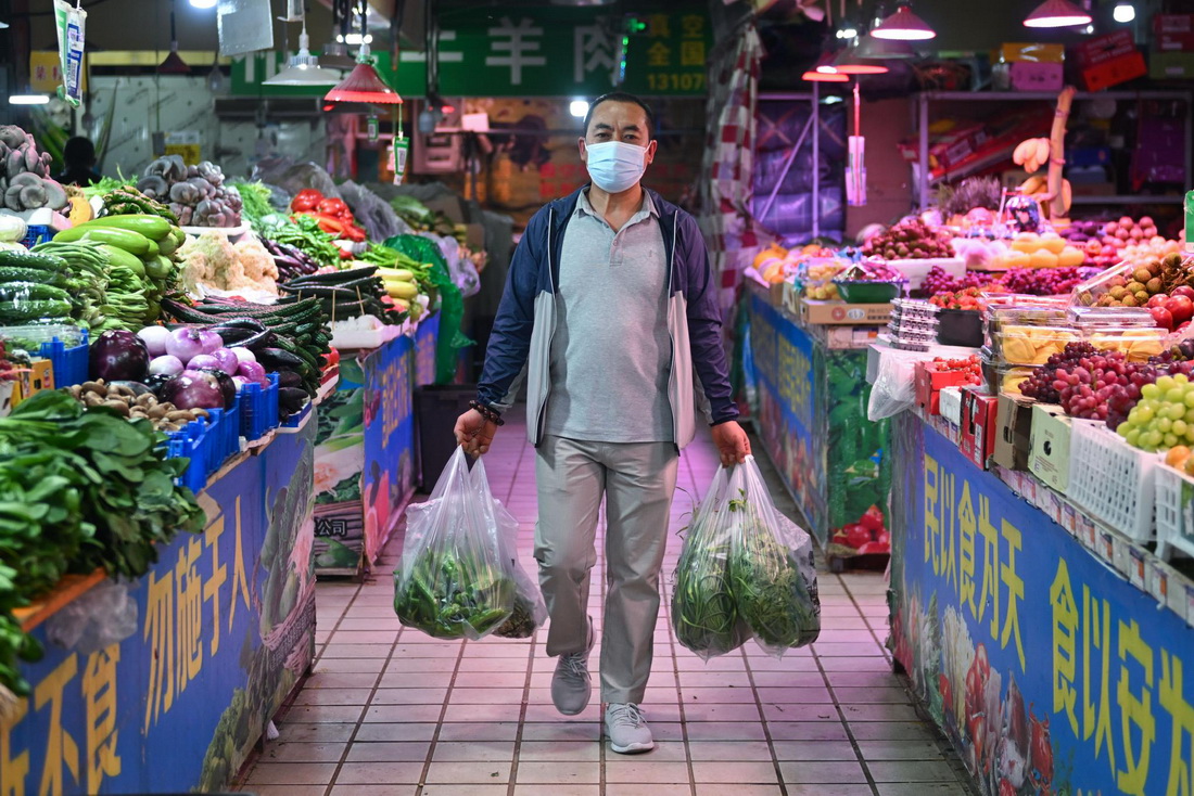 5月19日，朱希明在西宁市城西区一处农贸市场买菜。新华社记者 张龙 摄