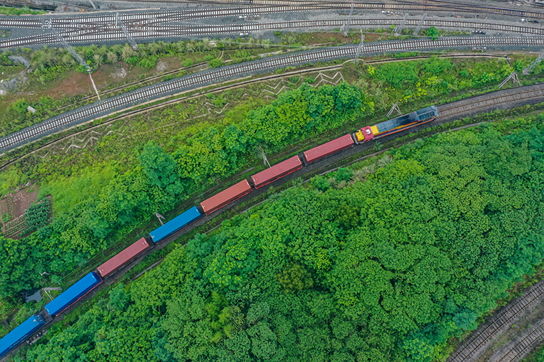 5月21日，全国首趟陆海新通道中老铁路“铁路快通”出境班列在重庆团结村中心站发车（无人机照片）。
