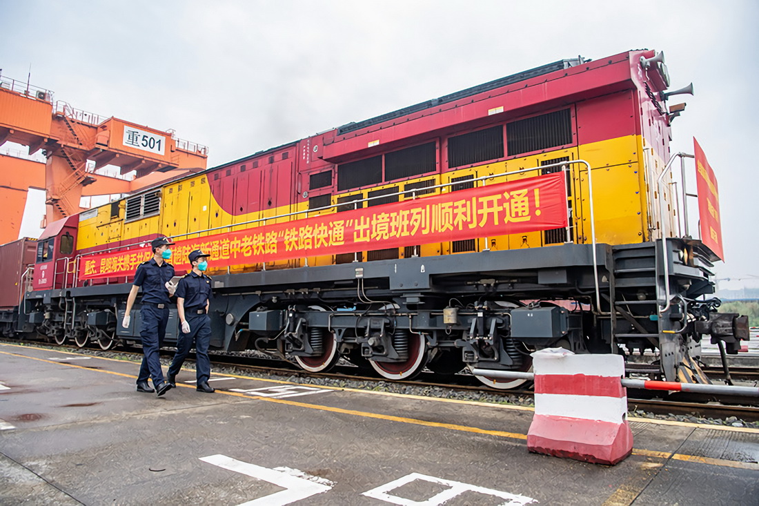 5月21日，重庆海关工作人员在全国首趟陆海新通道中老铁路“铁路快通”出境班列发车前进行检查。 