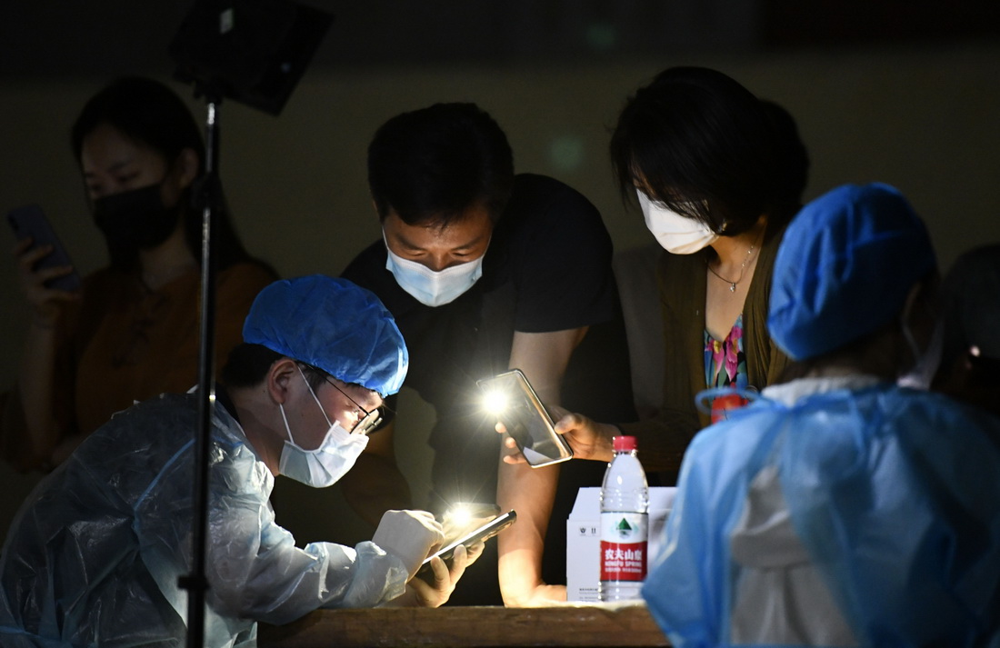 5月20日，在天津市南開區時代奧城社區核酸檢測點，工作人員為進行核酸採樣的市民登記信息。新華社記者 趙子碩 攝