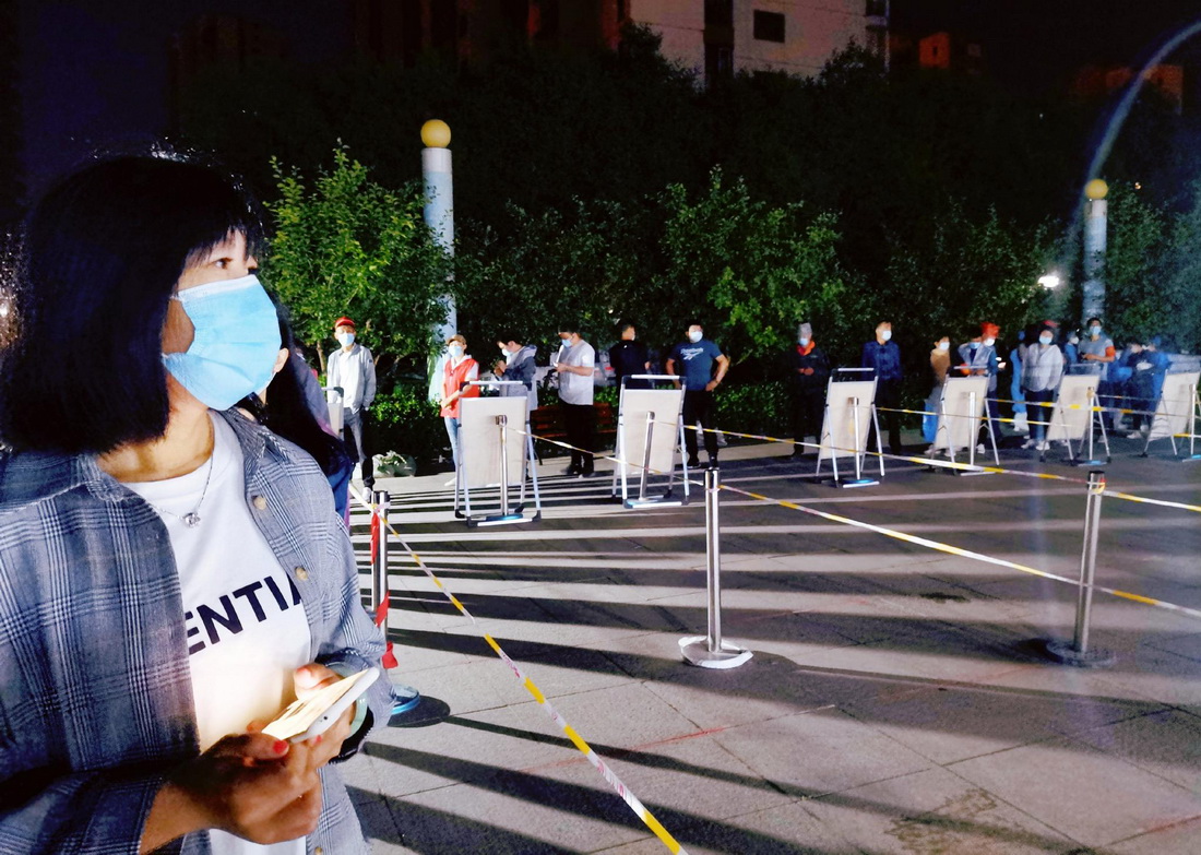 5月21日，在天津市津南區雙橋河鎮友和園小區，居民排隊等待進行核酸檢測。新華社發（王芳圓 攝）