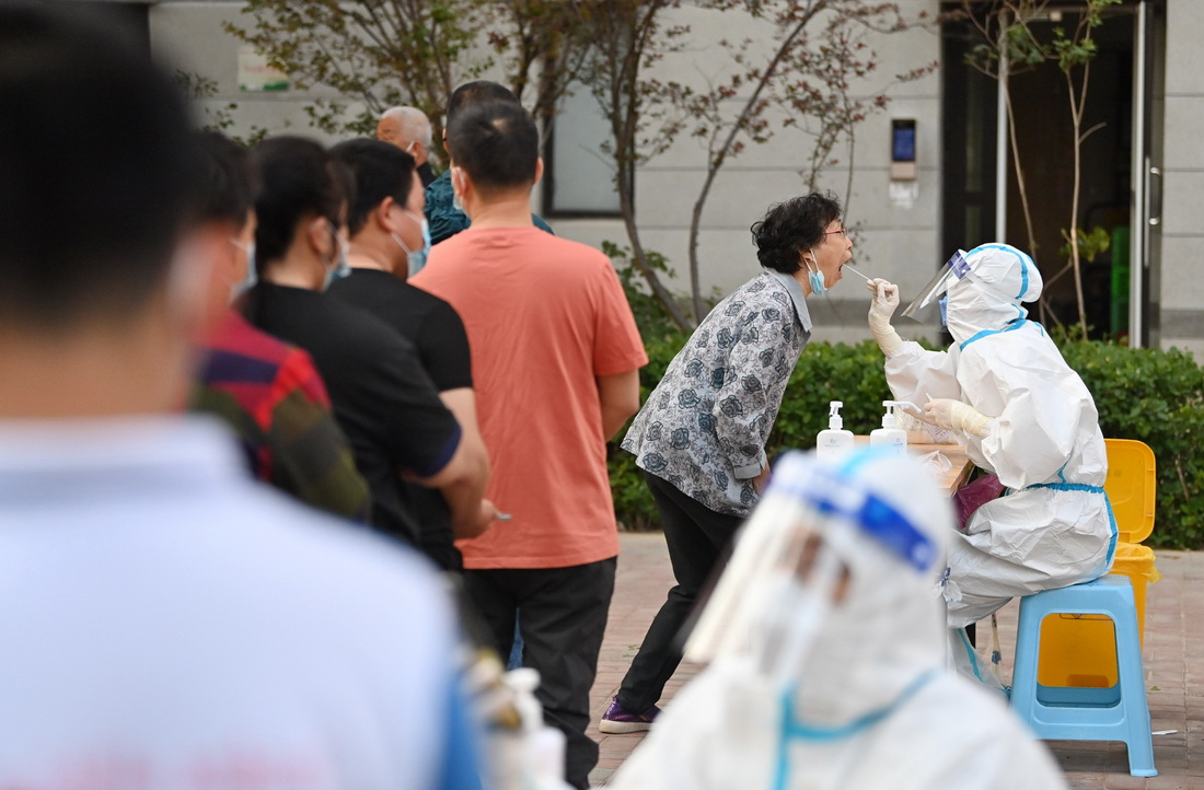 5月21日，在天津市西青區中北鎮錦曦花苑社區，居民在排隊進行核酸檢測。新華社記者 李然 攝