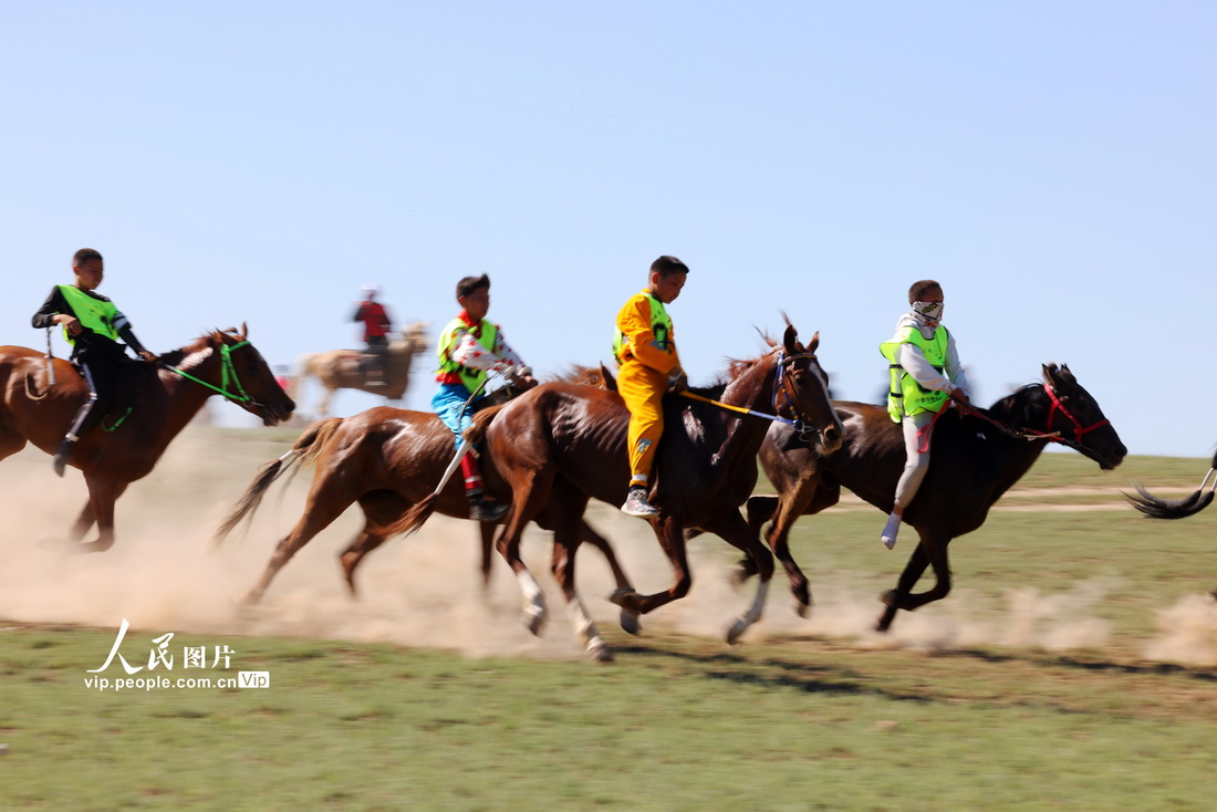 5月21日，骑手在阿勒泰市汗德尕特乡赛马场竞技。