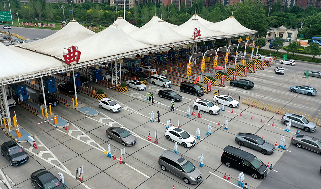 在西安绕城高速曲江收费站，车辆有序通行（5月21日摄，无人机照片）。
