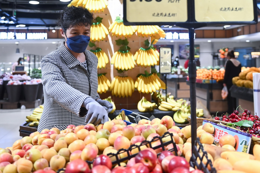 5月23日，在西寧市一處超市內，市民在選購水果。
